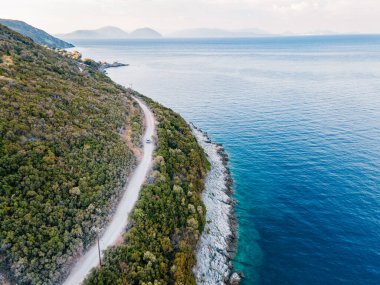 Deniz kıyısındaki fotokopi alanının yanında giden arabanın genel görünümü