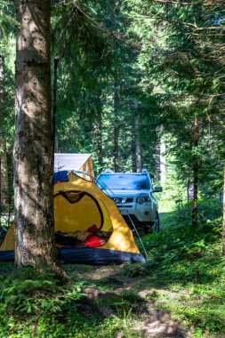Sarı çadır ve arazi aracı yaz mevsiminde