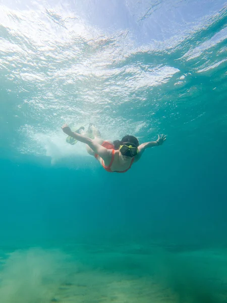 Mujer Buceando Bajo Agua Máscara Buceo Aletas Bajo Agua —  Fotos de Stock