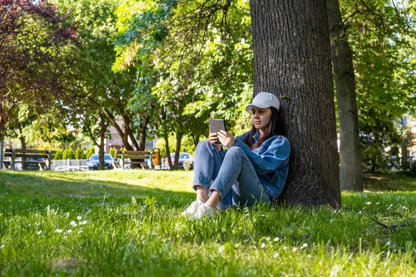 Mulher Sentada Sob Árvore Lendo Espaço Cópia Livro Eletrônico — Fotografia de Stock