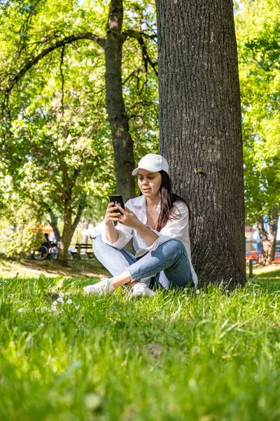 Mulher Sentada Debaixo Árvore Parque Cidade Surfar Internet Espaço Cópia — Fotografia de Stock