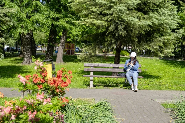 Mujer Sentada Banco Parque Público Navegar Por Internet Por Teléfono — Foto de Stock