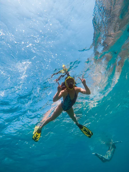 Schöne Frau Schwimmt Unter Wasser Mit Schnorchelmaske Und Schwimmflossen Kopie — Stockfoto