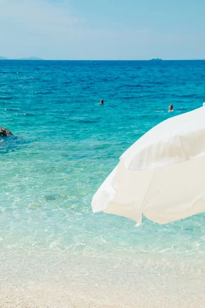 Beyaz Güneş Şemsiyesi Arkaplan Üzerinde Açık Mavi Kopyalama Alanı — Stok fotoğraf