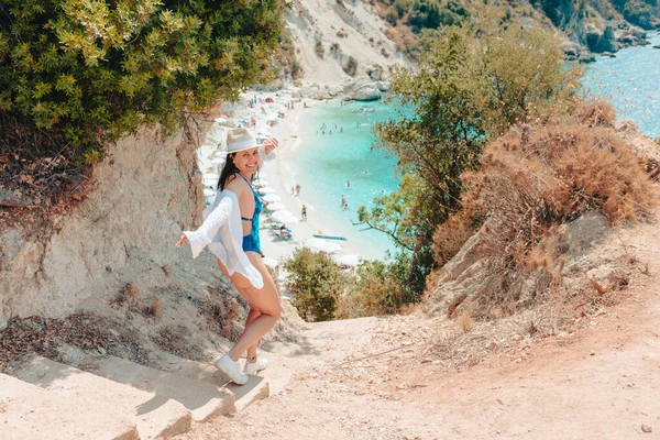 Mutlu Güzel Kadın Deniz Kıyısına Gidiyor Lefkada Adası Yunanistan — Stok fotoğraf