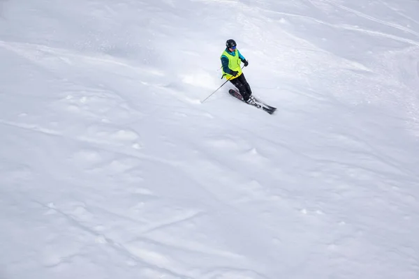 Esquiador Hombre Pista Esquí Espacio Copia —  Fotos de Stock