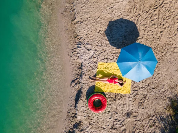 Overhead Ansicht Frau Sonnenbaden Sandstrand Blau See Wasser Kopie Raum — Stockfoto
