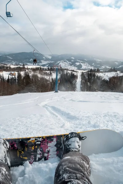 Snowboarder Sentado Pista Esqui Espaço Cópia — Fotografia de Stock