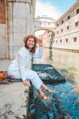 venedik İtalya'da şehir rıhtımında oturan kadın kanalların görünümü zevk kopya alanı