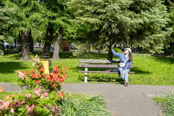 Mujer Sentada Banco Parque Público Tomando Foto Selfie Espacio Copia — Foto de Stock