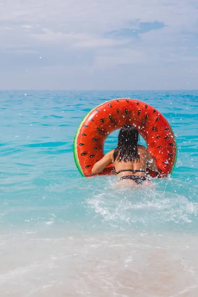 Žena Chystá Plavat Nafukovací Prsten Letní Dovolená Opalování — Stock fotografie