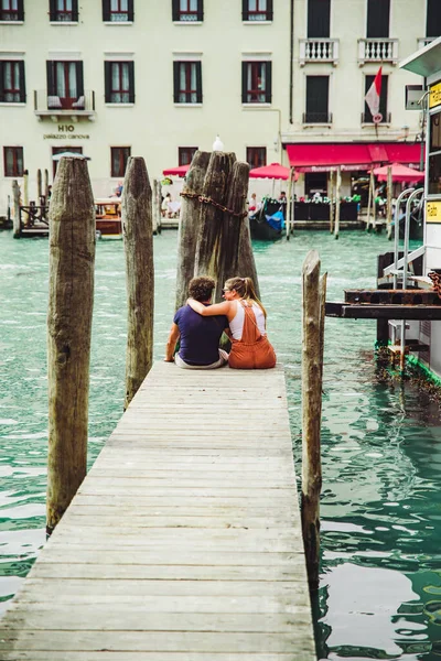 Casal Sentado Cais Olhando Para Grandes Amantes Falando Canal — Fotografia de Stock