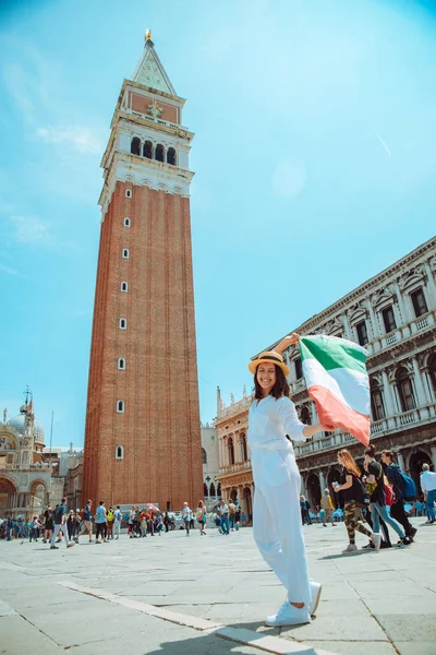 Kobieta Włoską Flagą Centrum Wenecji Kwadratowa Dzwonnica Tle Czasu Letniego — Zdjęcie stockowe