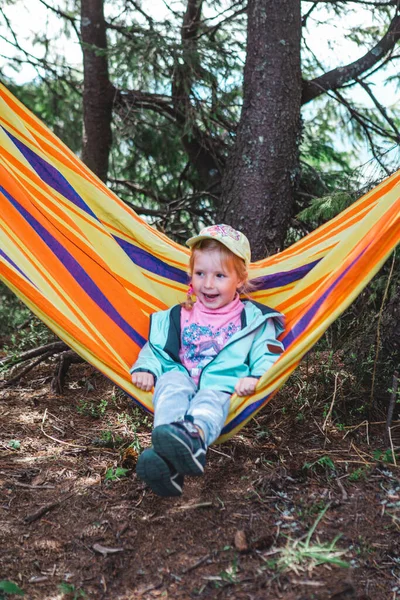 Menina Divertindo Rede Criança Sorrindo Criança — Fotografia de Stock