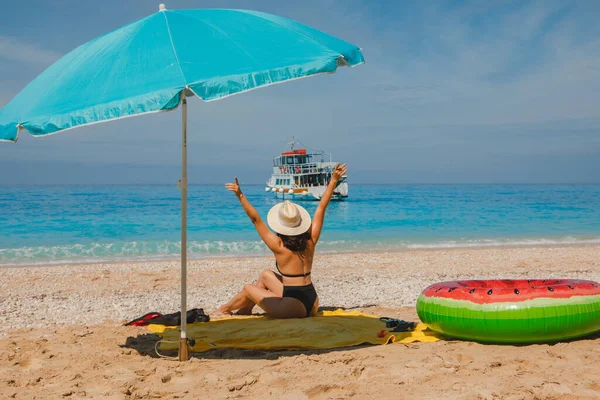 Verão Conceito Férias Mar Mulher Tomando Banho Sol Espaço Cópia — Fotografia de Stock