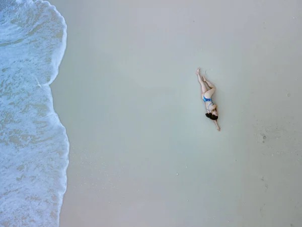 Vista Aérea Mulher Maiô Azul Praia Mar Belas Ondas — Fotografia de Stock