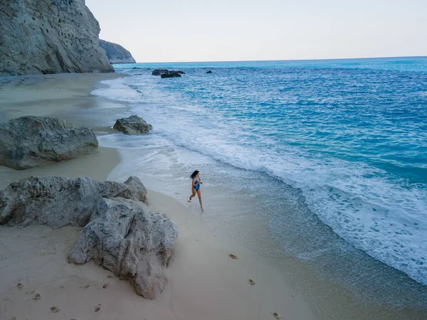 Kobieta Niebieskim Stroju Kąpielowym Biegająca Wzdłuż Plaży Morskiej Lefkada Grecja — Zdjęcie stockowe