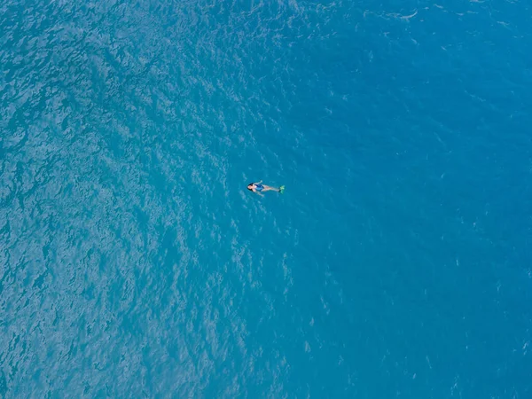 俯瞰在蓝色海水中游泳的女人 — 图库照片