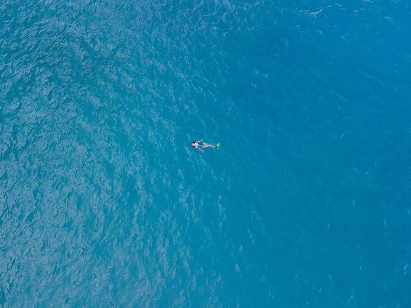 Vue Aérienne Femme Nageant Dans Les Nageoires Dans Eau Mer — Photo