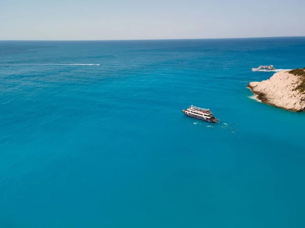 Vista Aérea Playa Porto Katsiki Con Gente Cruceros Que Divierten —  Fotos de Stock