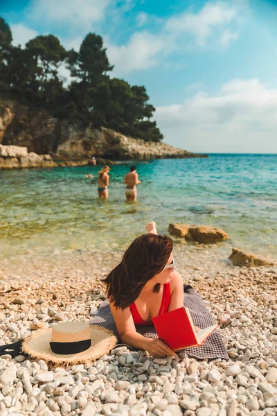 Frau Rotem Badeanzug Liegt Auf Decke Strand Und Liest Buch — Stockfoto