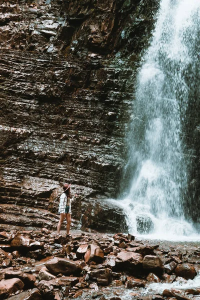 Vrouw Reiziger Genieten Uitzicht Waterval Kopiëren Ruimte — Stockfoto