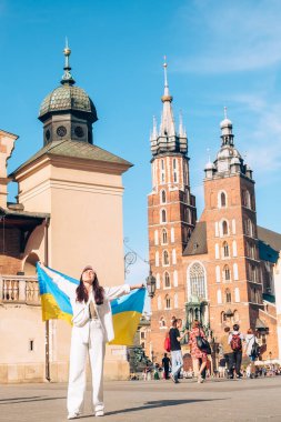 Polonya 'nın merkezinde Ukrayna bayrağıyla kaplanmış bir kadın.