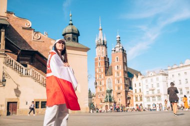 Krakow şehrinin merkezinde Polonya bayrağıyla kaplanmış kadın gezgin fotokopi alanı