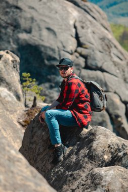 Dovbush Kayalıkları 'nda sırt çantalı bir yürüyüşçü.