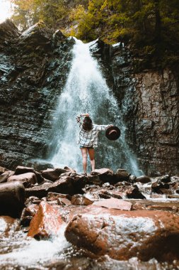 Kadın gezgin şelale fotokopi alanının keyfini çıkarıyor