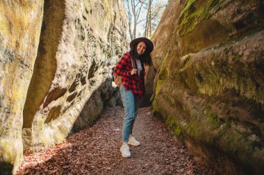 Sırt çantalı bir kadın yürüyüşçü Kanyonda yürüyor