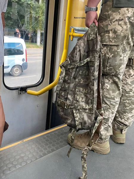 Askeri Üniformalı Bir Adam Toplu Taşıma Alanında Sırt Çantası Taşıyor — Stok fotoğraf