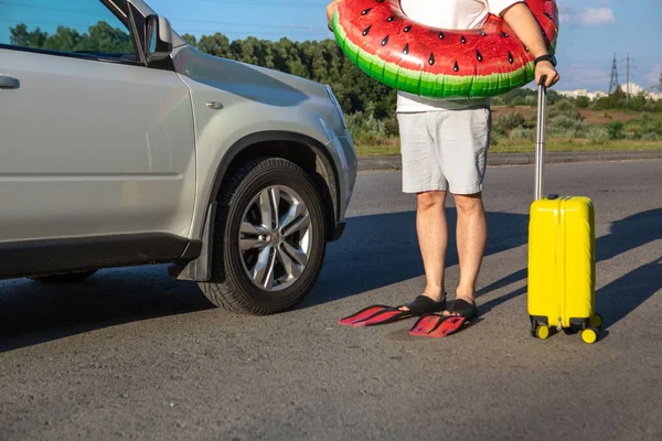 Pria Bahagia Dengan Cincin Tiup Sirip Dengan Tas Pergi Mobil — Stok Foto