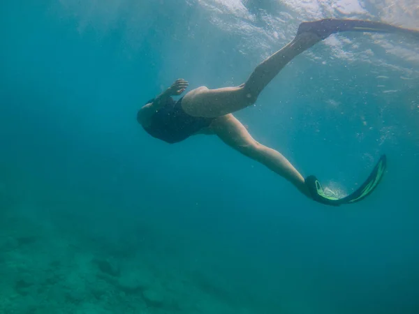 Frau Schnorchelmaske Unter Wasser Sommerurlaub Meer — Stockfoto