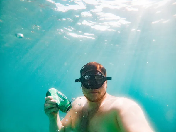 Mann Holt Bierflaschen Von Unten Meeresverschmutzung Atem Anhalten — Stockfoto