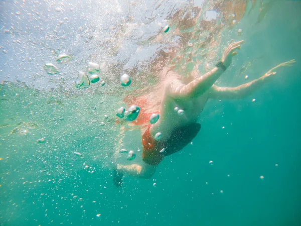 Homem Vista Subaquática Nadando Com Travesseiro Inflável Verão Mar Férias — Fotografia de Stock
