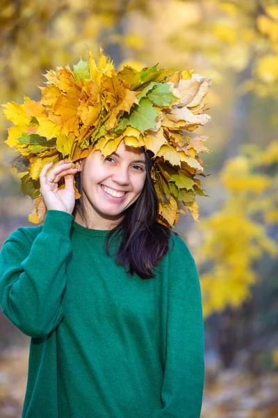 Piękne Kobieta Portret Klon Liść Wieniec Głowie Jesień Sezon — Zdjęcie stockowe