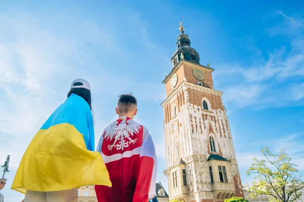 Женщина Маленький Мальчик Покрытые Украинским Флагом Флагом Польши Центре Кракова — стоковое фото