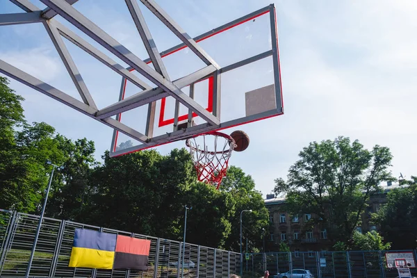 Basketbol Potası Açık Havada Yaz Güneşli Gün Fotokopi Alanı — Stok fotoğraf