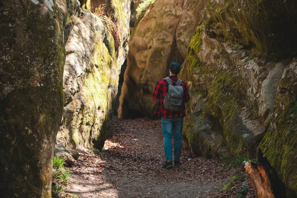 Uomo Escursionista Con Zaino Piedi Sentiero Rocce Canyon Dovbush Ucraina — Foto Stock