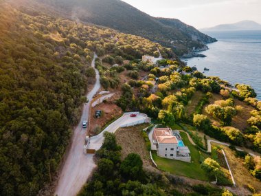 Deniz kıyısındaki fotokopi alanının yanında giden arabanın genel görünümü