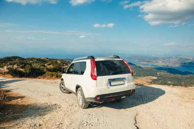 SUV araba seyahati kavramı Lefkada adası Yunanistan boşluğu kopyaladı