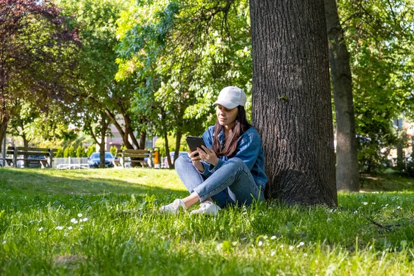 Woman Sitting Tree Reading Electronic Book Copy Space — Stock Photo, Image