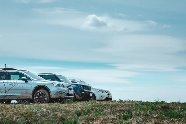 Tre Auto Suv Vetta Alle Montagne Copiare Spazio Ora Legale — Foto Stock