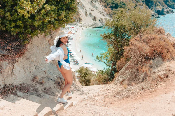 Mutlu Güzel Kadın Deniz Kıyısına Gidiyor Lefkada Adası Yunanistan — Stok fotoğraf