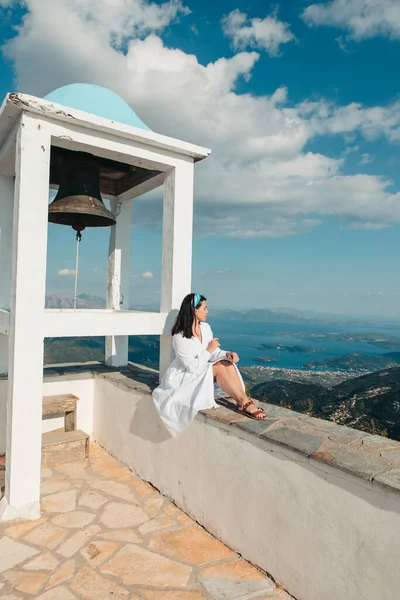 Mulher Viajante Vestido Branco Olhando Lefkada Ilha Paisagem Vista Panorâmica — Fotografia de Stock