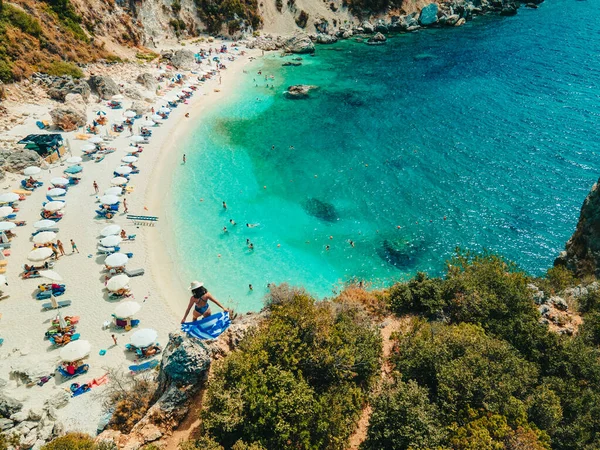 Lycklig Kvinna Blå Baddräkt Håller Grekisk Flagga Toppen Klippan Lefkada — Stockfoto