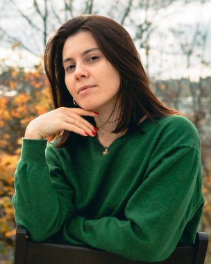 Güz kıyafetli genç ve çekici kadın fotokopi alanı