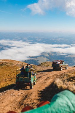 Dağ zirvesinde arazi araçlarına binen insanlar fotokopi alanı