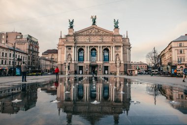 Lviv, Ukrayna - 4 Kasım 2020: Eski opera binasının önündeki yeni çeşme manzarası. Boşluğu kopyala